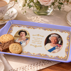 Purple tray with two portraits of Queen Elizabeth II and the inscription 1926-2022, surrounded by cookies.